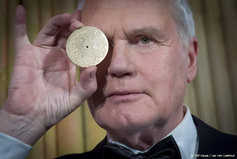 adriaan van dis met munt voor oog