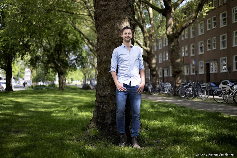 victor first dates barman