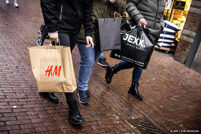 shoppende mensen in winkelstraat
