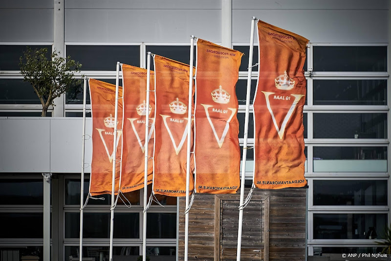 soldaat van oranje vlaggen