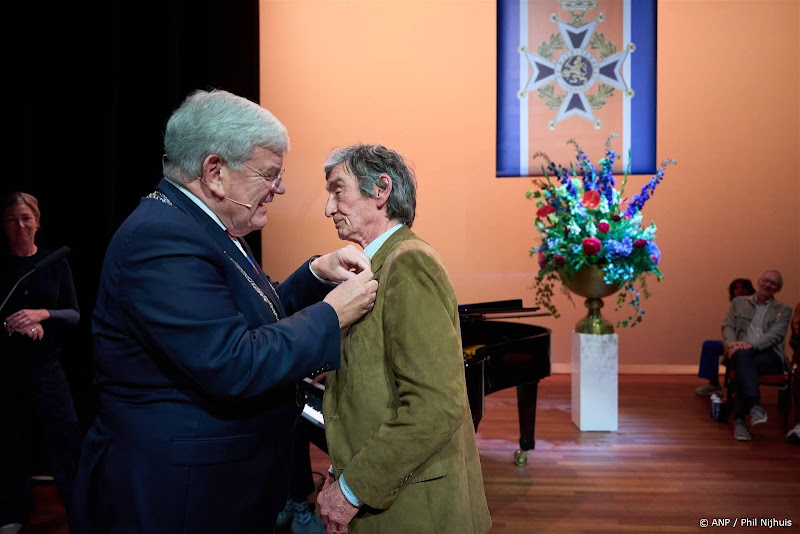 Schrijver Tomas Ross mag zich voortaan ridder noemen