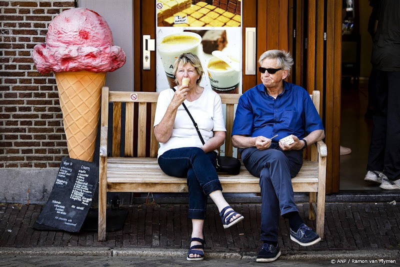 mensen op bankje met ijsje