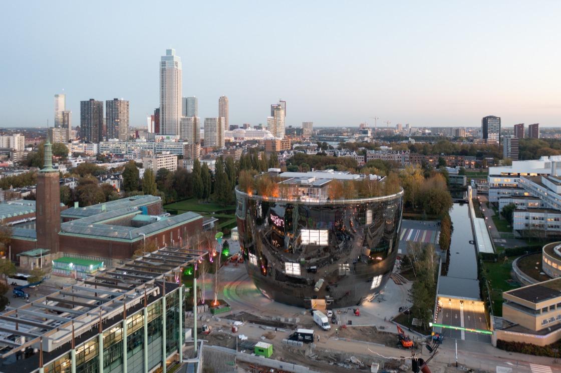 Kind ontsnapt aan aandacht ouders en bekrast duur schilderij Boijmans Van Beuningen
