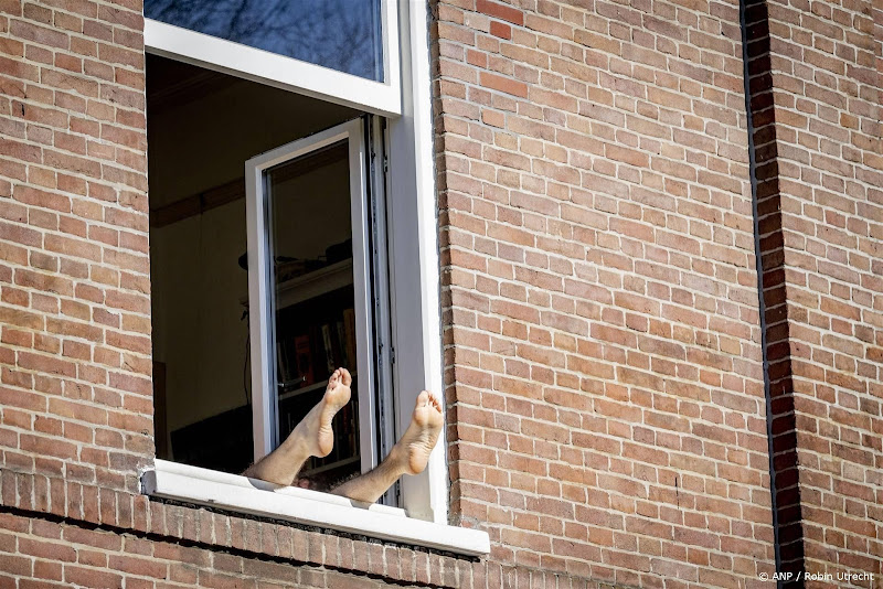 benen uit raam