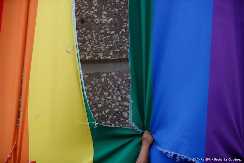 regenboog vlag gescheurd