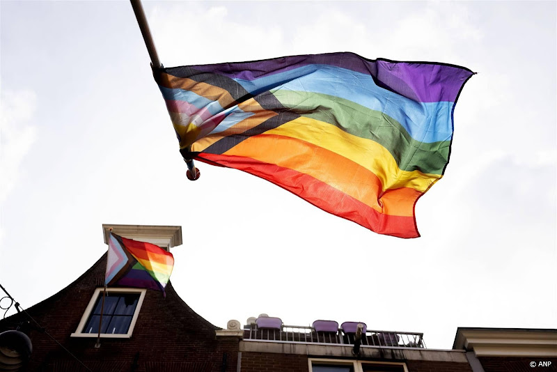 COC regenboog vlaggen