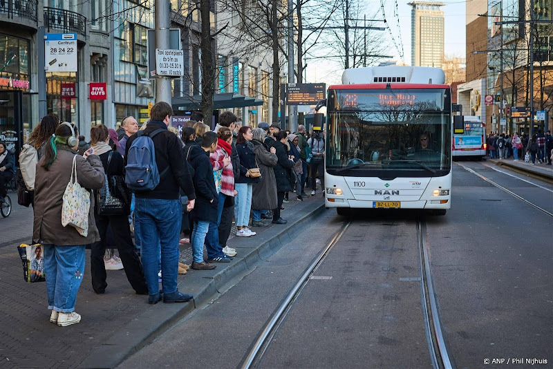 mensen wachten in rij bij bus