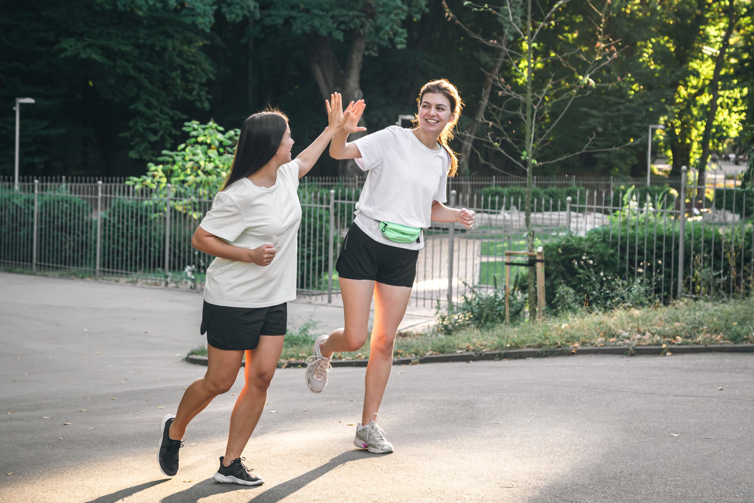 twee dames aan het rennen in een park