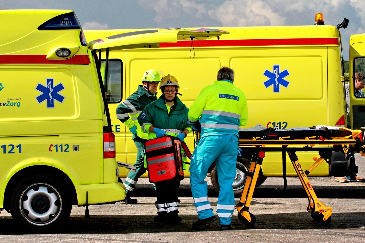 ambulance met medewerkers