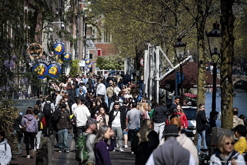mensen lopen langs gracht
