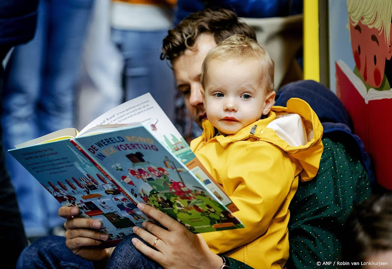 kind en vader lezen samen boek