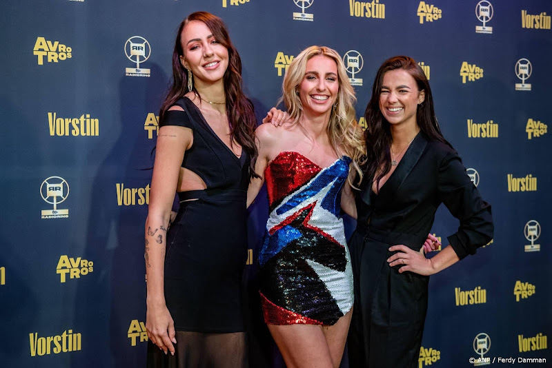 nina warink op rode loper met sophie en iris