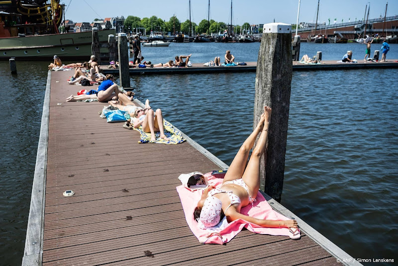 mensen op kade langs water