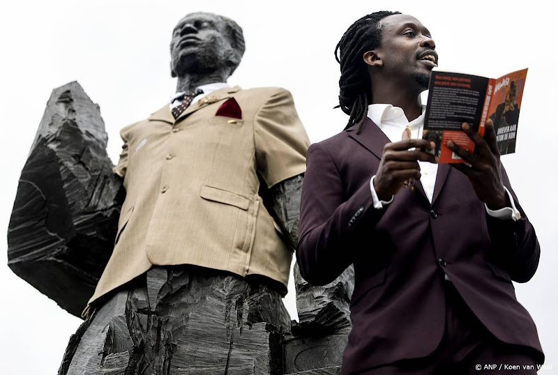 akwasi kleedt beeld aan