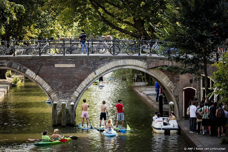 mensen op gracht utrecht