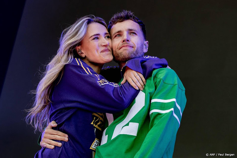 suzan en freek op podium concert at sea