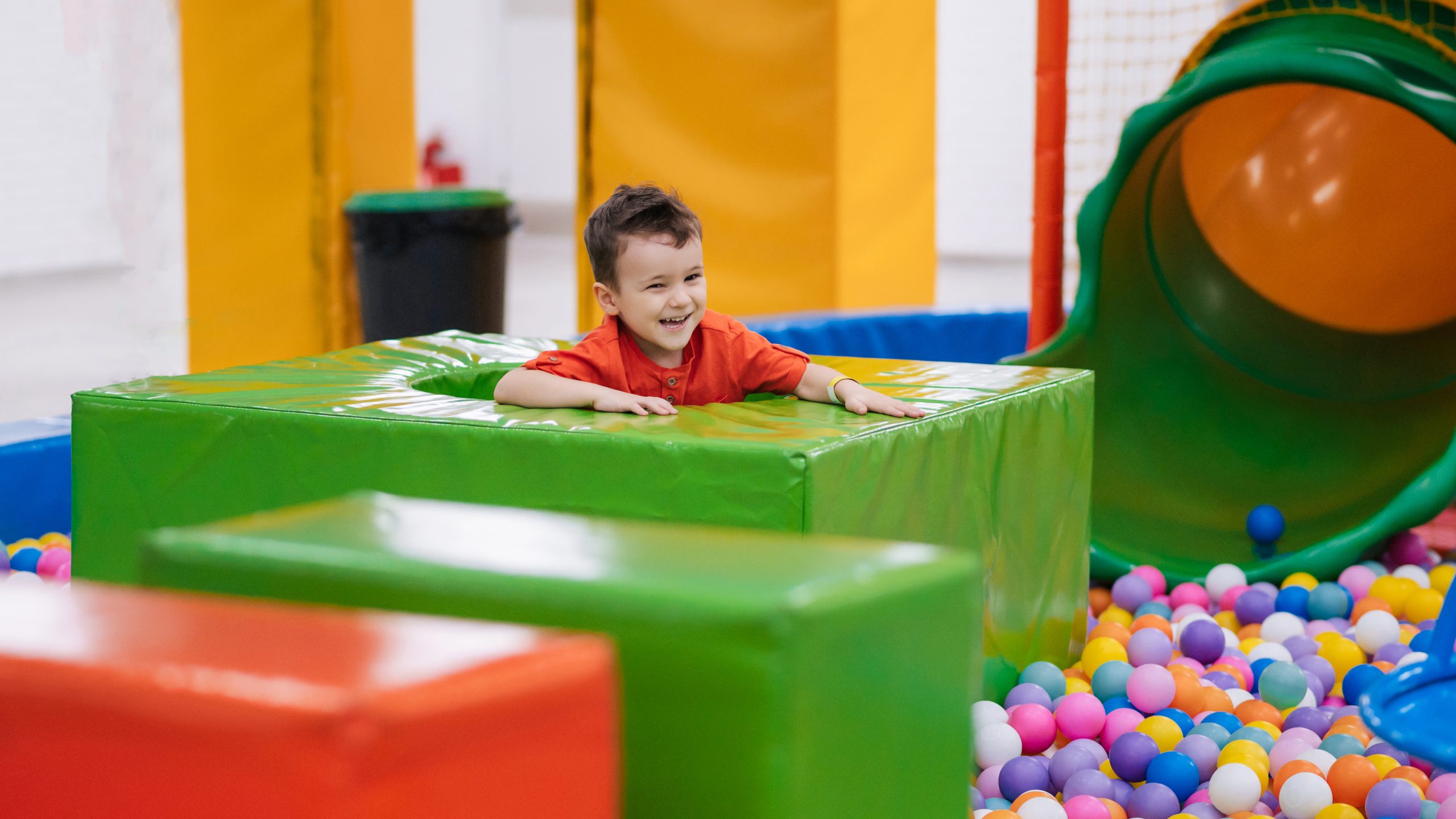 kind speelt in speelhal