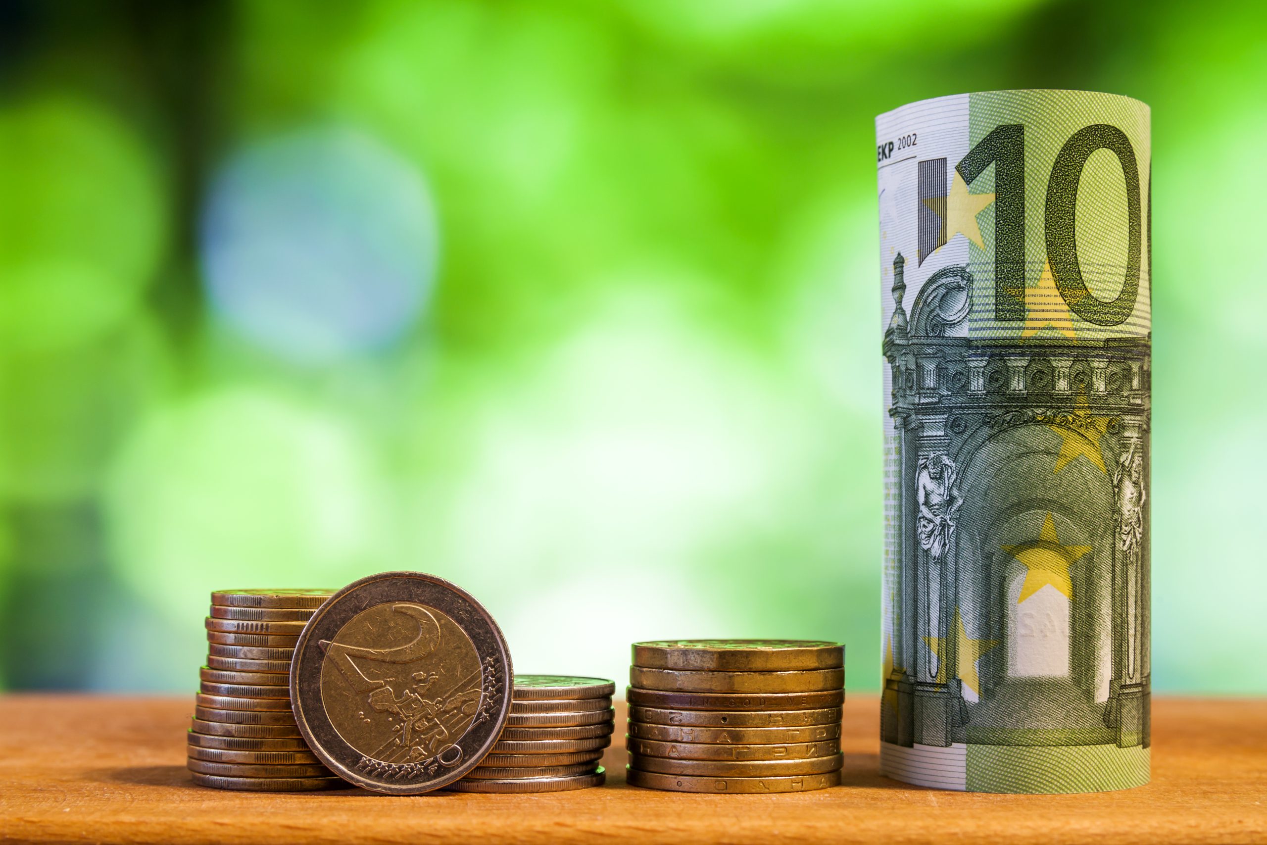 100 euro bankbiljet opgerold en muntgeld