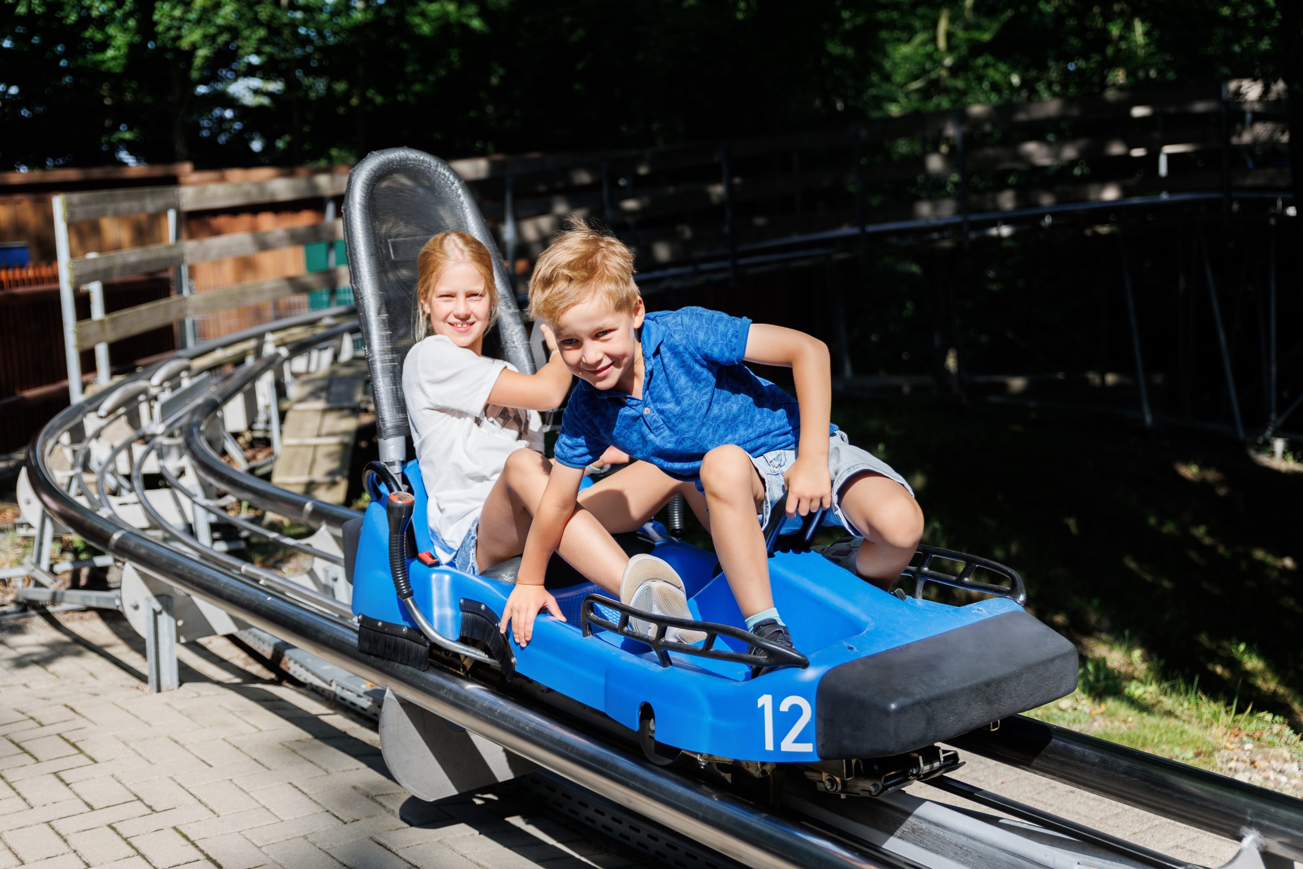 rodelbaan met blije kinderen
