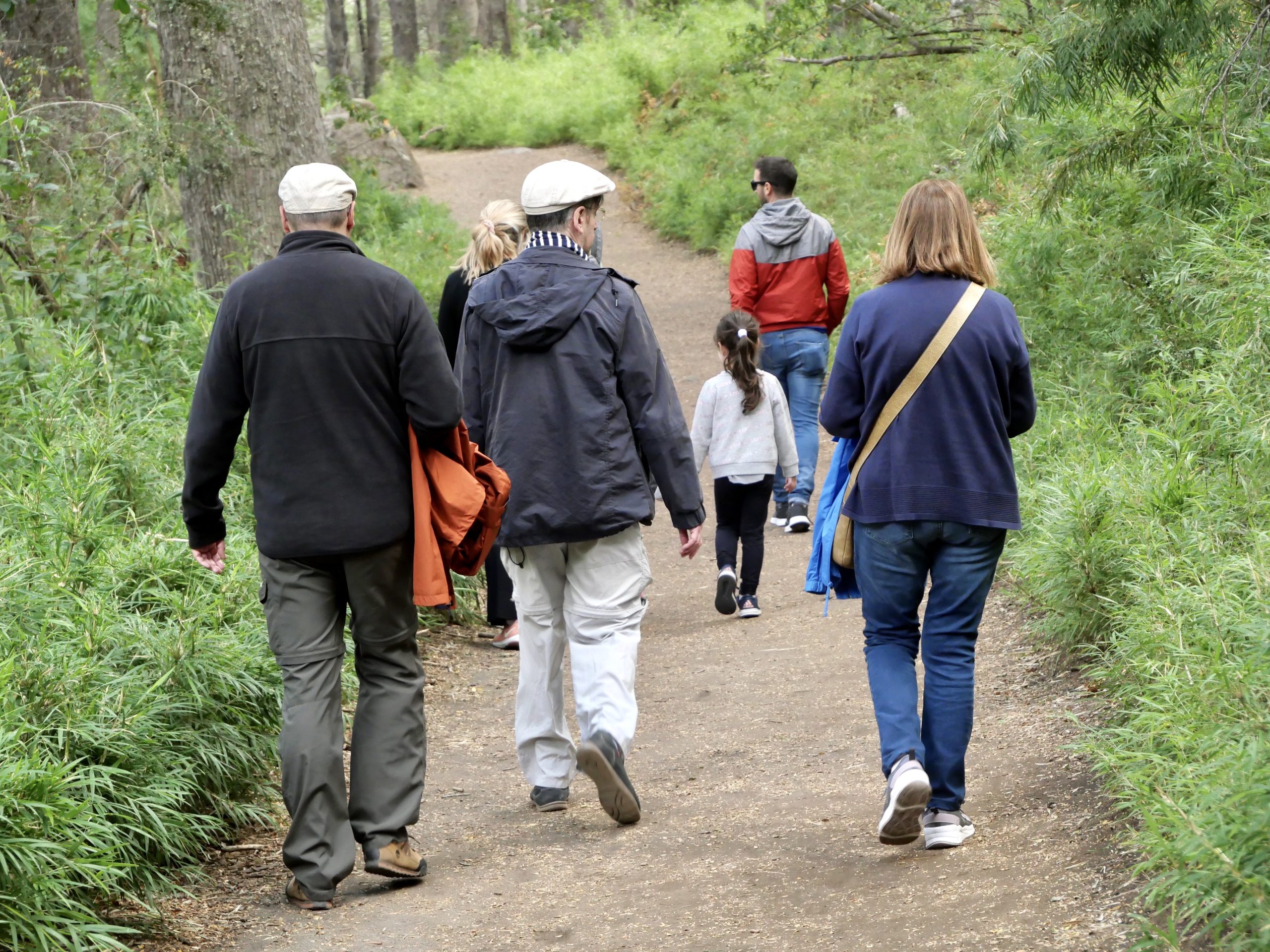 mensen lopen in natuur