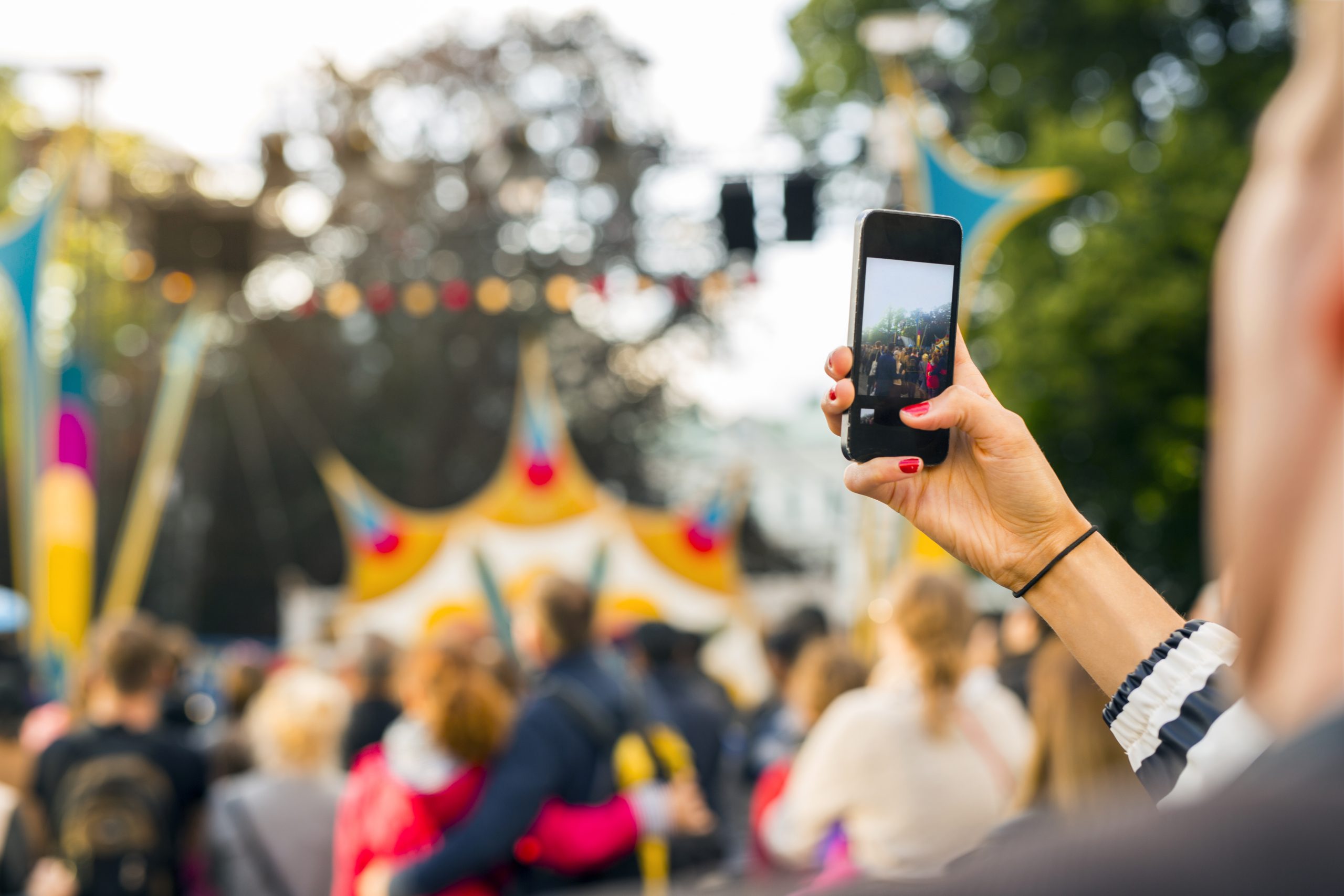 iemand met telefoon in hand op festival