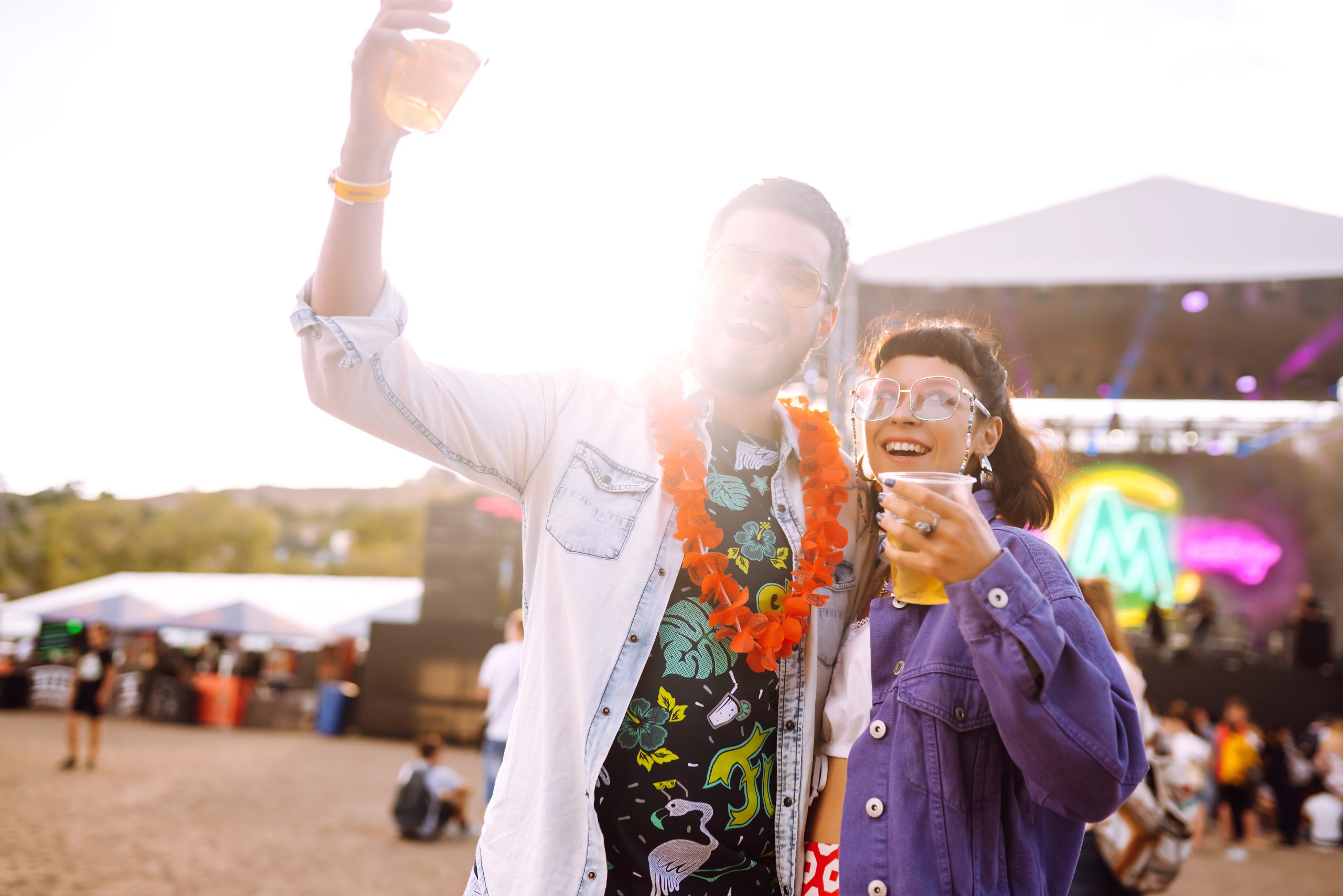 twee mensen op festival