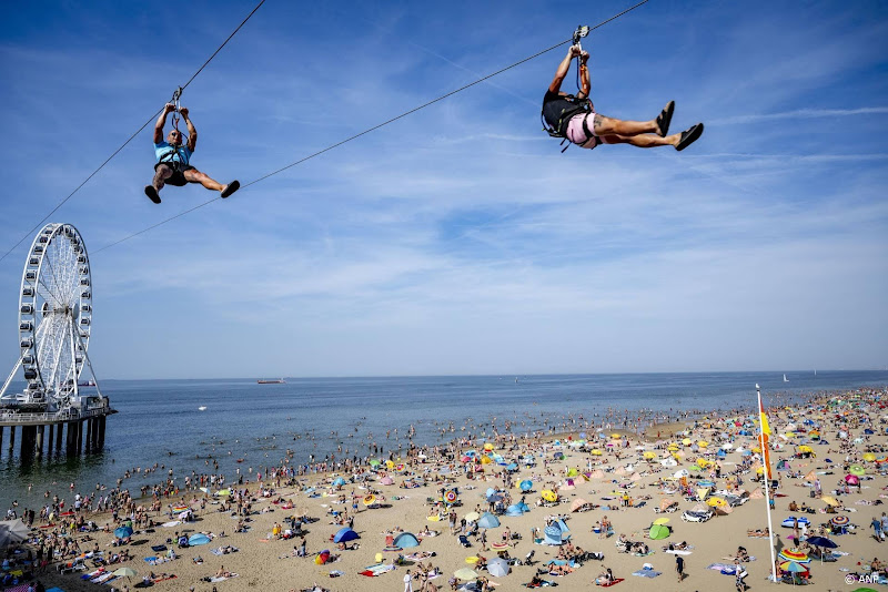 mensen scheveningen op strand