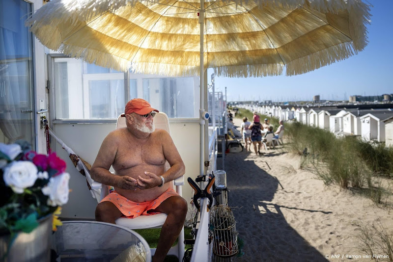 iemand aan strand op balkon