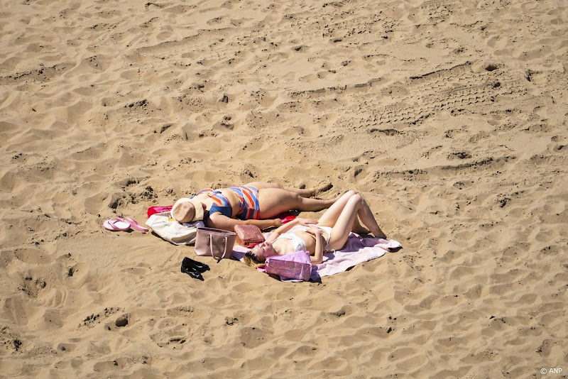 twee vrouwen op strand