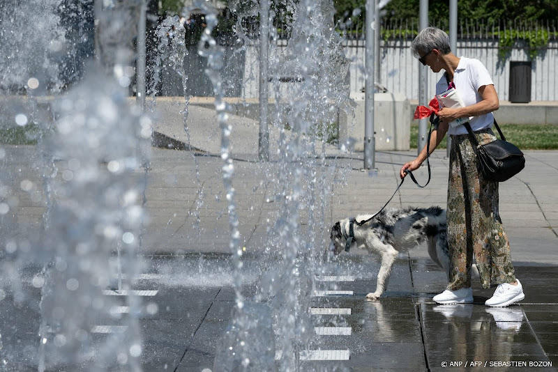 vrouw met hond bij fontein