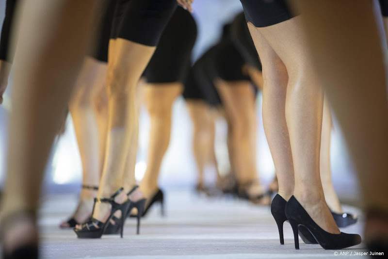 Vrouwen benen met zwarte rokjes en op hakken