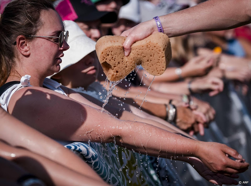 sponzen met water over armen