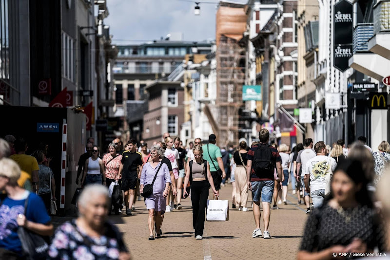mensen in winkelstraat
