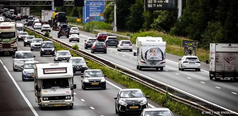 drukte op weg met campers auto's en vrachtwagens