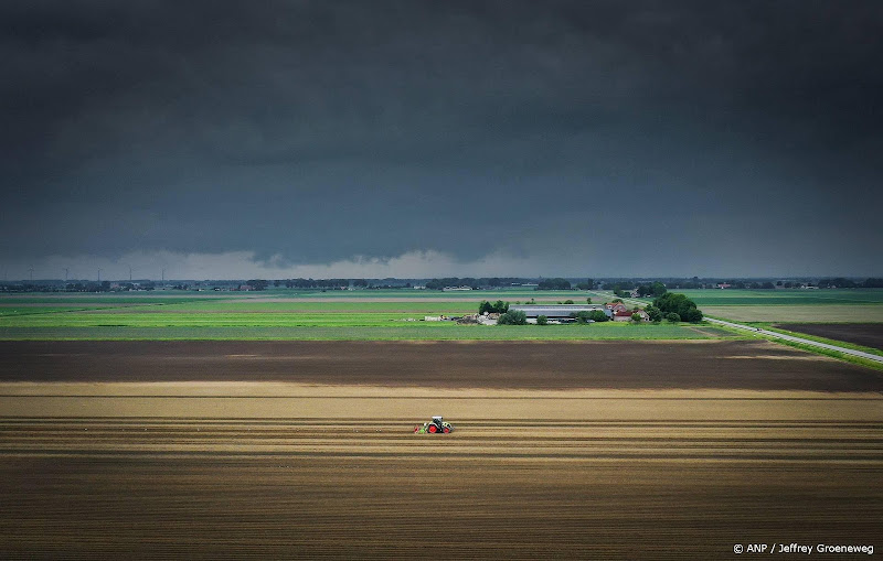 donkere wolken boven boerderij