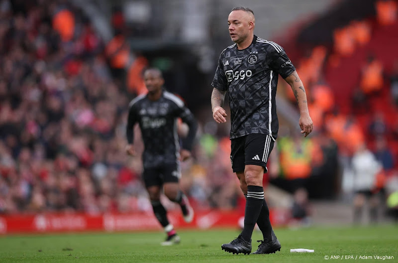 de zeeuw op voetbalveld in shirt ajax