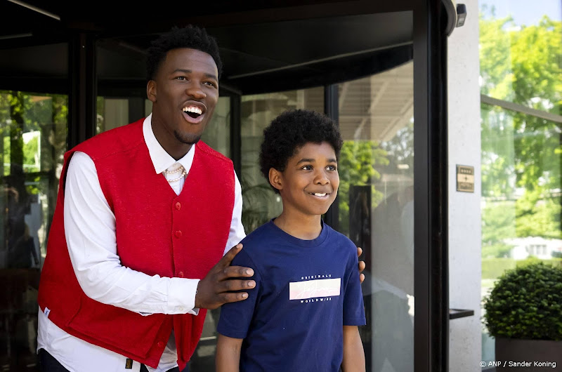 Claude treedt op met 'mini-me' in Enschede