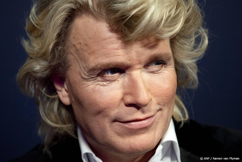 Hans Klok voert sabelact uit en zijn arm zit er nog aan