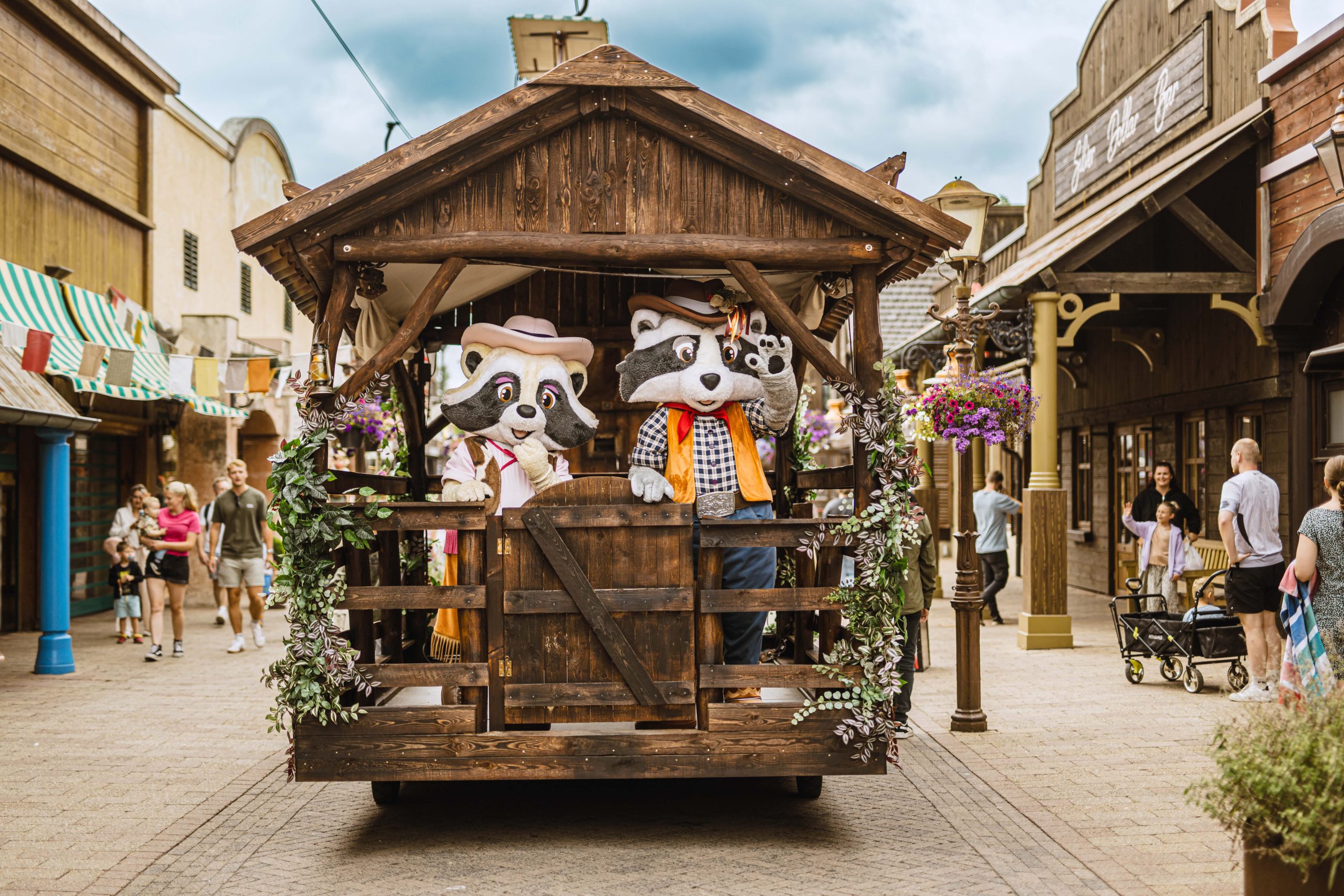 Slagharen steekt paradewagens in een nieuw jasje voor Summer Parade