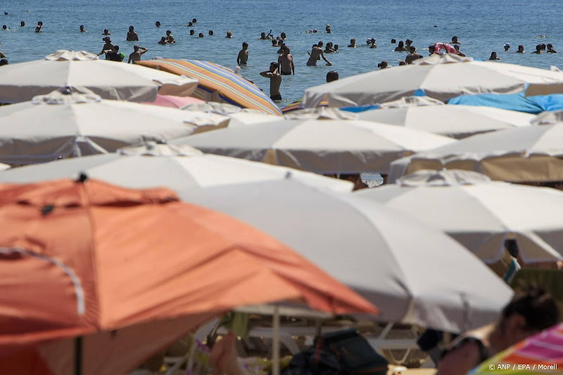 parasols op strand