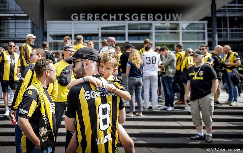 vitesse supporters bij gerechtsgebouw