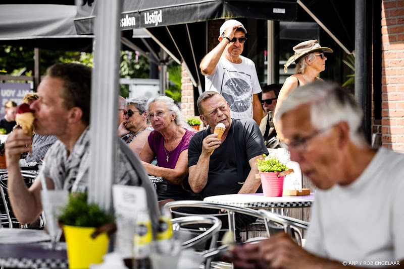 mensen op terras met ijsje