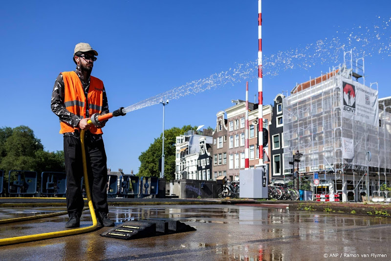 medewerker sproeit met slang