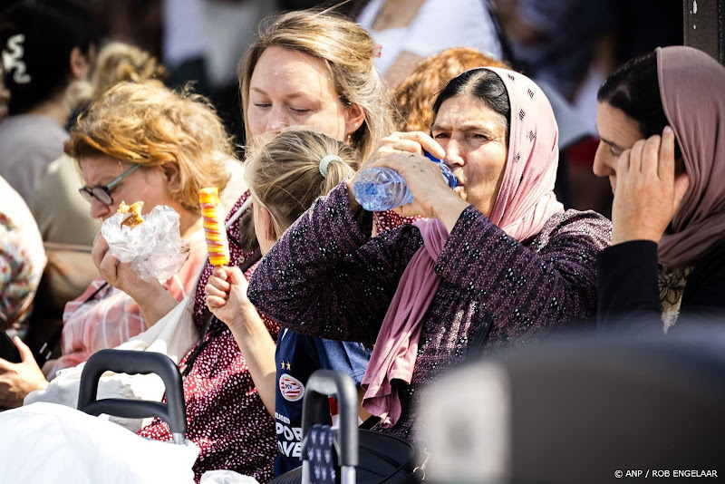 mensen met ijsjes en flesjes water