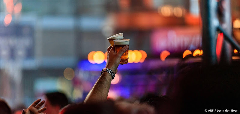 festival mannen arm met twee biertjes