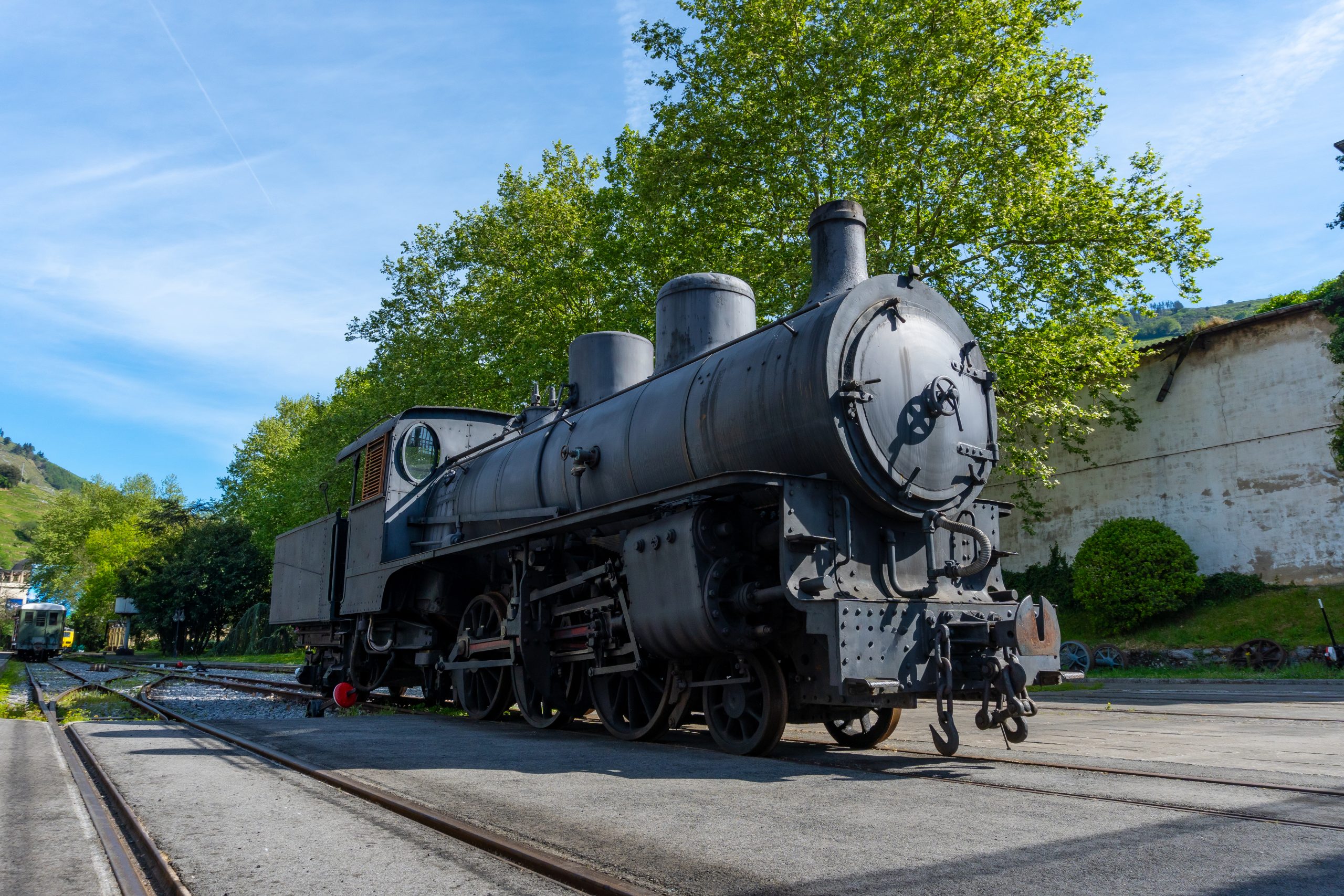 zwarte trein op spoor
