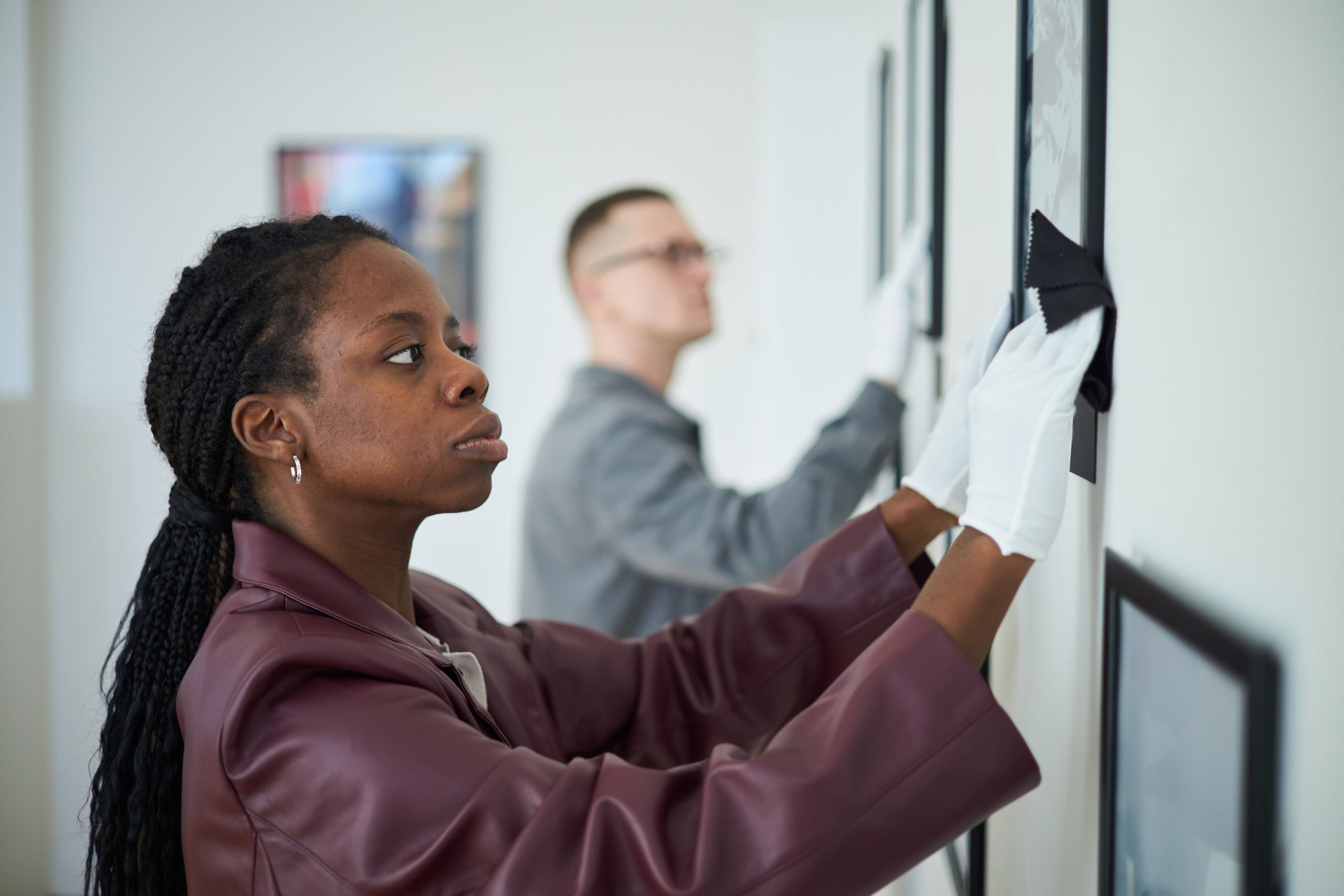 mensen poetsen schilderij
