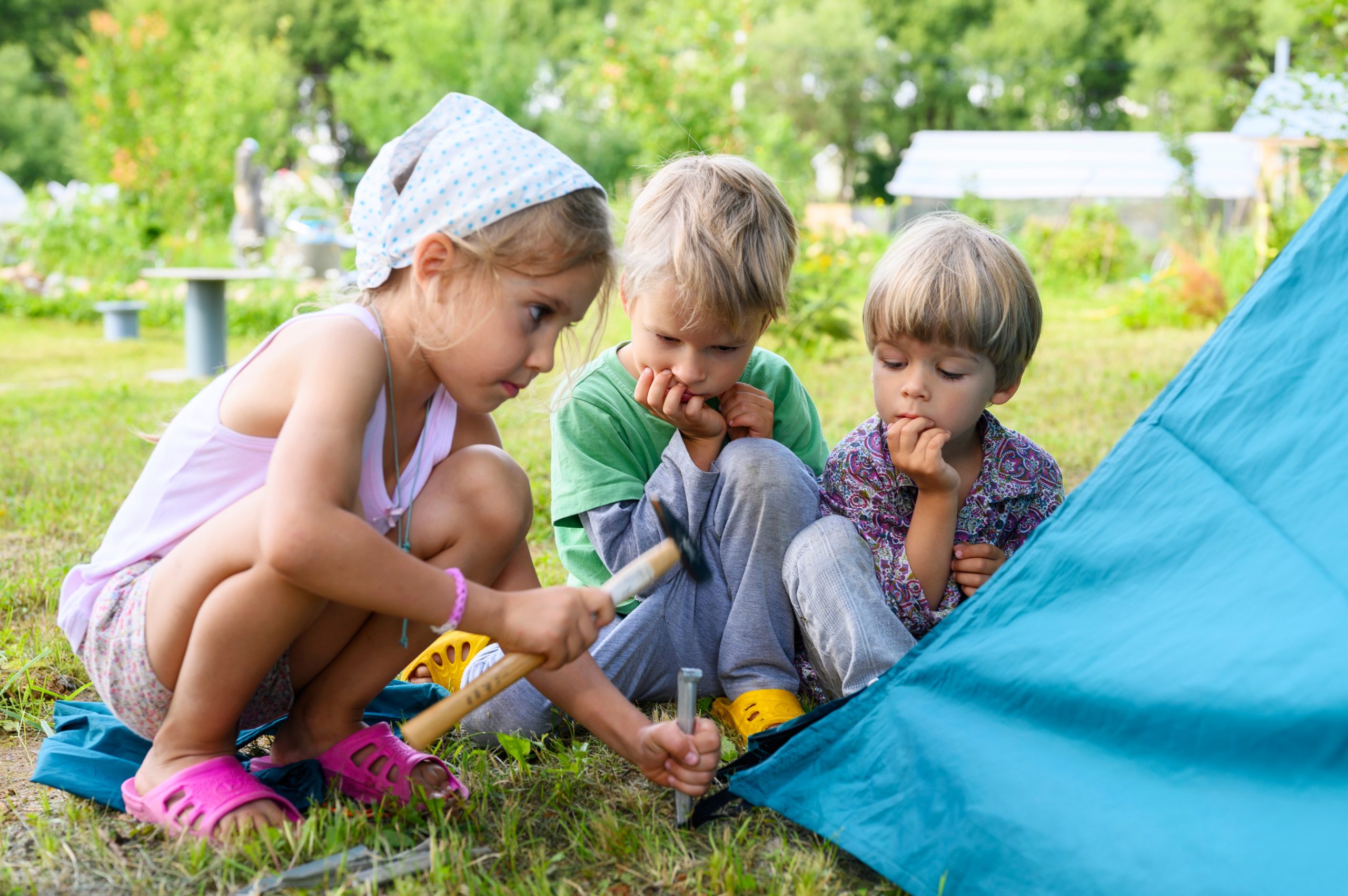 kinderen helpen met opzetten tent