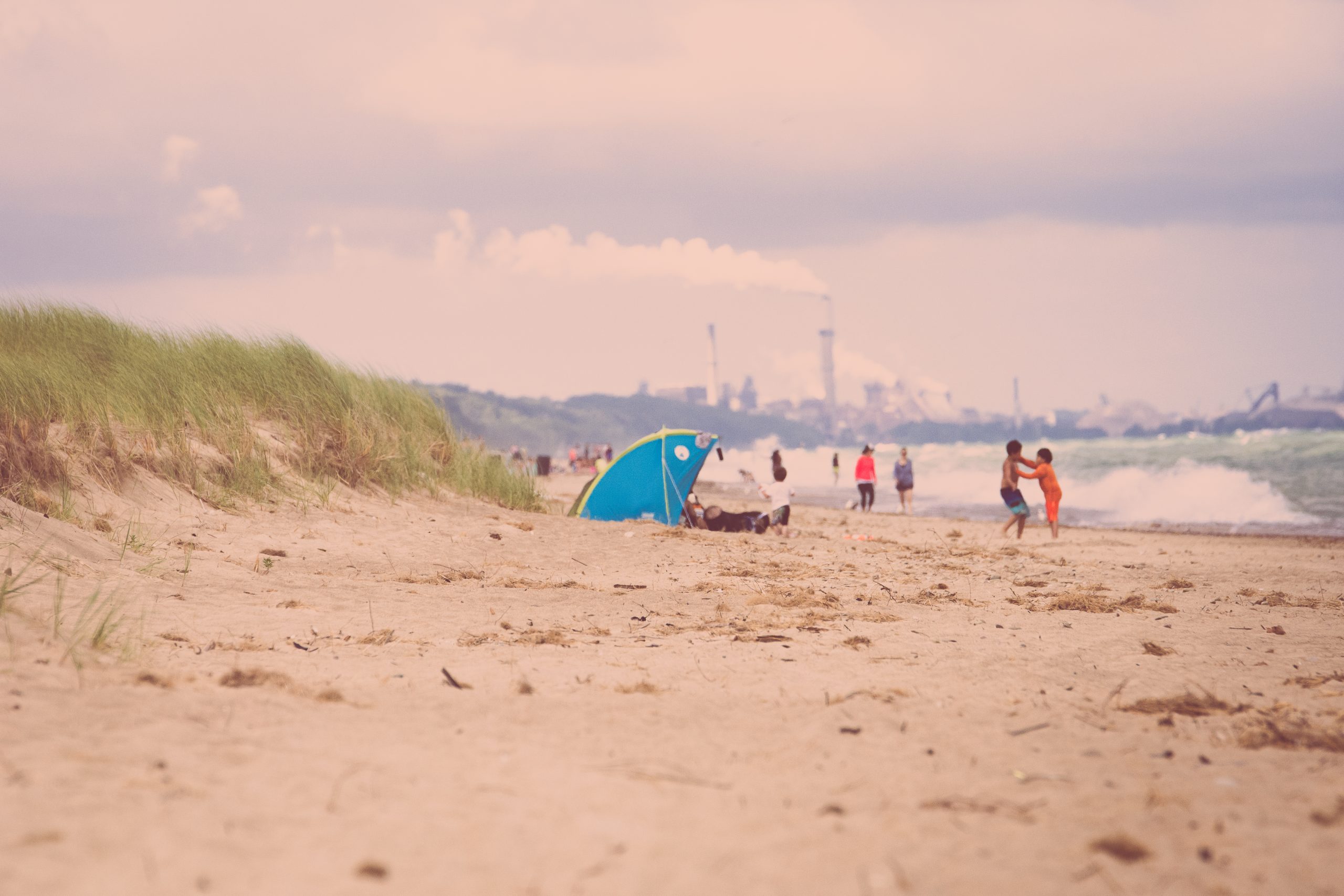 mensen op strand bij zee