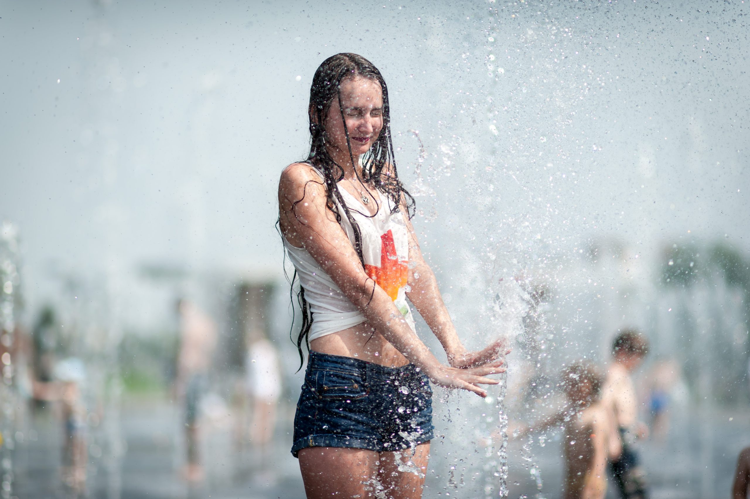 meisje speelt met water